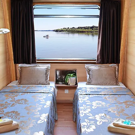 Compass River Botel 3*