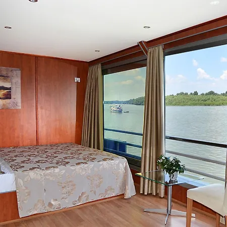 Compass River Botel