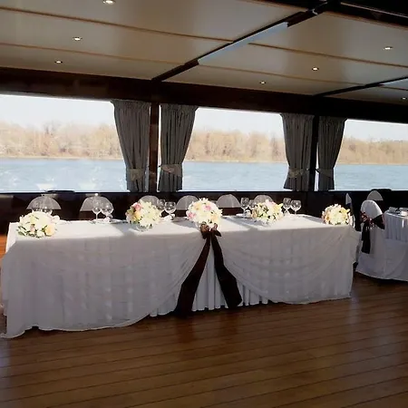 Botel Compass River 3*