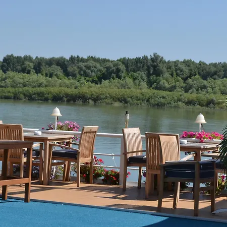Compass River Hotel na wodzie