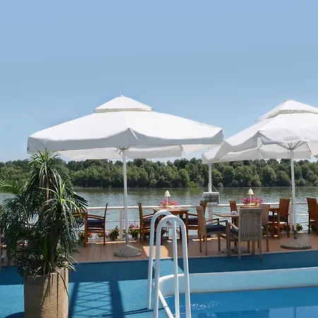 Botel Compass River 3*