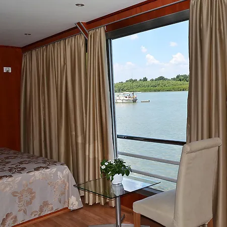 Botel Compass River 3*