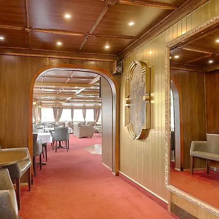 Botel Compass River 3*